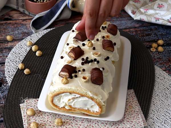 Jednoduchá roláda s príchuťou Kinder Bueno, ideálna ako narodeninová torta alebo vianočný špalček! - Príprava krok 11