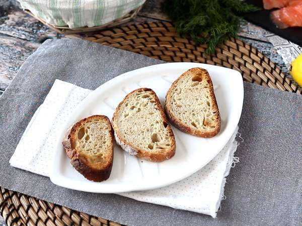 Čerstvý kozí syr a údený losos na toaste - Príprava krok 2