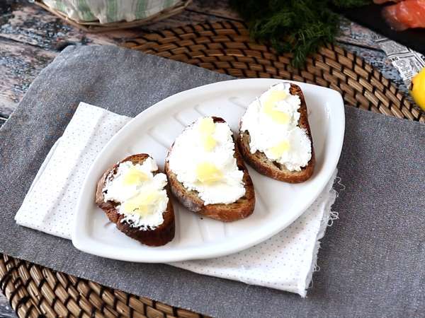 Čerstvý kozí syr a údený losos na toaste - Príprava krok 3