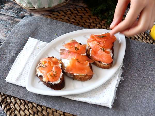 Čerstvý kozí syr a údený losos na toaste - Príprava krok 5