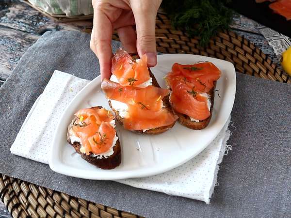 Čerstvý kozí syr a údený losos na toaste - Príprava krok 6