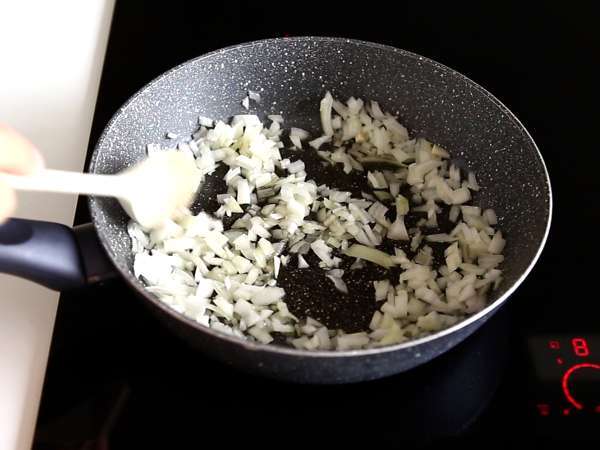 Spanakopita, veľmi jednoduchý grécky koláč so špenátom a syrom feta - Príprava krok 1
