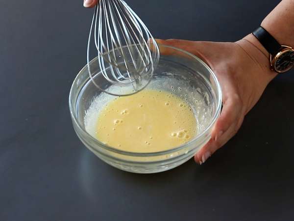 Choco flan, dokonalá kombinácia vlhkého čokoládového koláča a vanilkového karamelového flan - Príprava krok 5