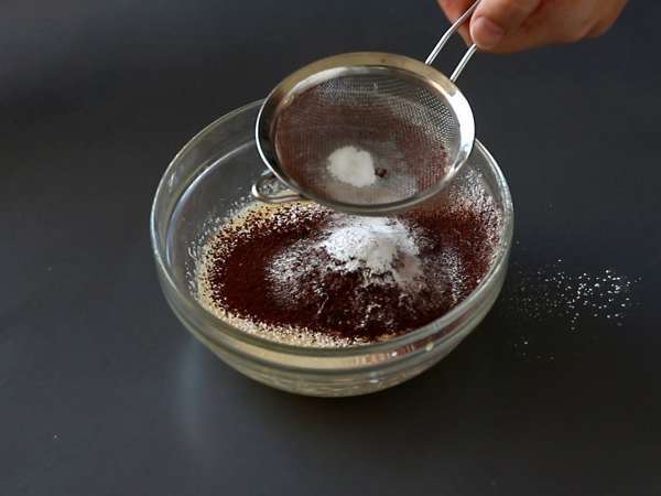Choco flan, dokonalá kombinácia vlhkého čokoládového koláča a vanilkového karamelového flan - Príprava krok 6