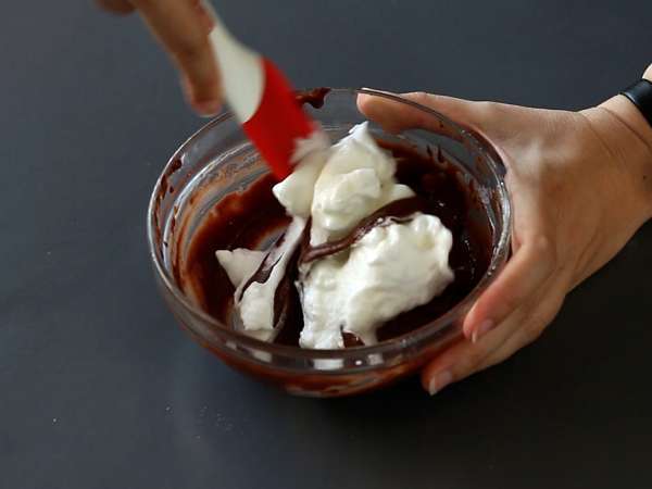 Choco flan, dokonalá kombinácia vlhkého čokoládového koláča a vanilkového karamelového flan - Príprava krok 7