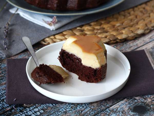 Choco flan, dokonalá kombinácia vlhkého čokoládového koláča a vanilkového karamelového flan - Príprava krok 11