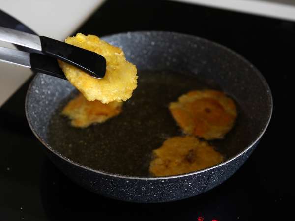 Patacones, kolumbijské toasty s guacamole a paradajkami - Príprava krok 10