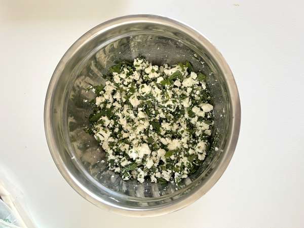 Börek so syrom feta a petržlenovou vňaťou - Príprava krok 1