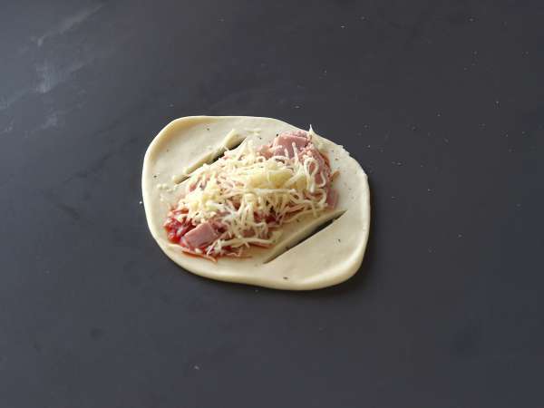 Lodné rolky v tvare pizze plnené paradajkami, šunkou a mozzarellovou omáčkou - Príprava krok 4