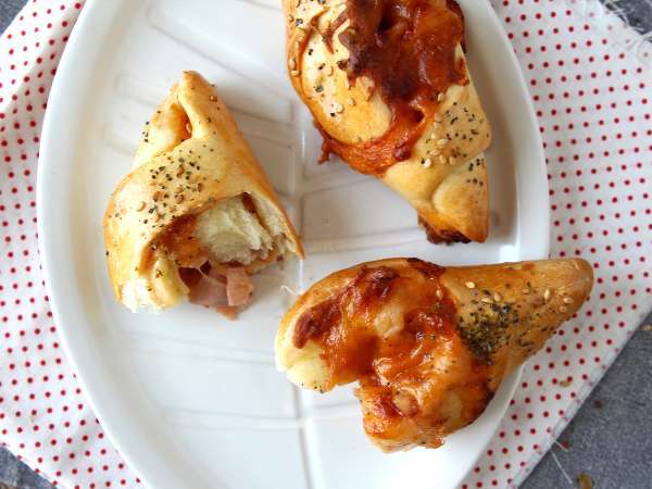 Lodné rolky v tvare pizze plnené paradajkami, šunkou a mozzarellovou omáčkou - Príprava krok 8