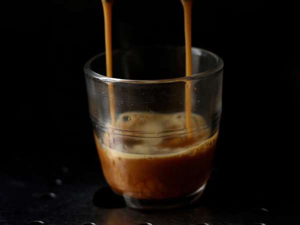 Espresso Martini, dokonalý koktail pre milovníkov kávy - Príprava krok 1