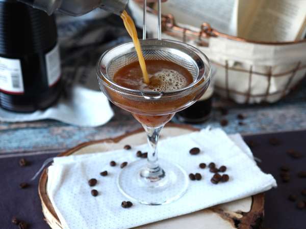 Espresso Martini, dokonalý koktail pre milovníkov kávy - Príprava krok 4