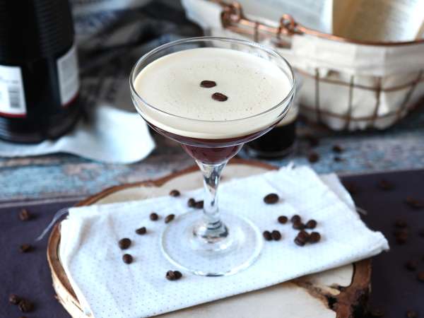 Espresso Martini, dokonalý koktail pre milovníkov kávy - Príprava krok 5
