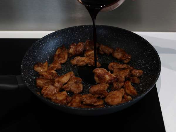Teriyaki kura, sladká a pikantná japonská omáčka, ktorú si zamilujete! - Príprava krok 9
