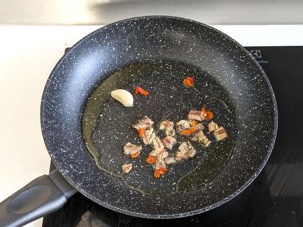 Špagety alla puttanesca, rýchly a chutný prvý chod - Príprava krok 1