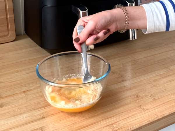Omeleta vo fritéze, ľahký recept bez toho, aby ste v kuchyni niečo zašpinili! - Príprava krok 1