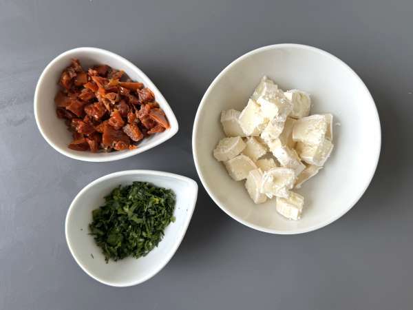 Zapekané vajcia s kozím syrom a sušenými paradajkami vo fritéze! - Príprava krok 1