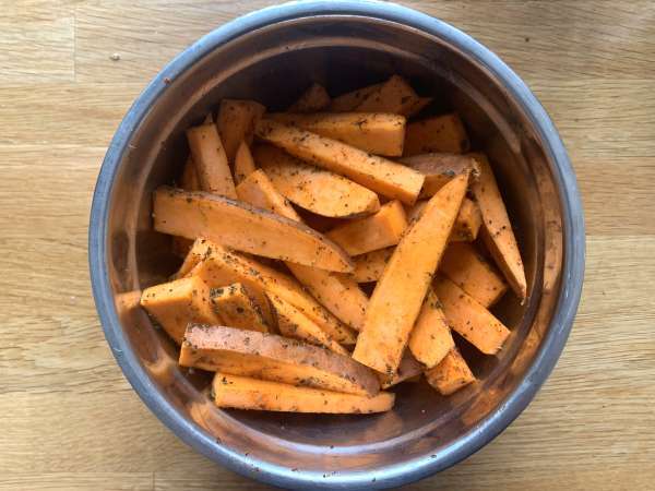 Sladké zemiakové hranolčeky vo fritéze Air Fryer, aby boli chrumkavé a žuvačkové! - Príprava krok 3