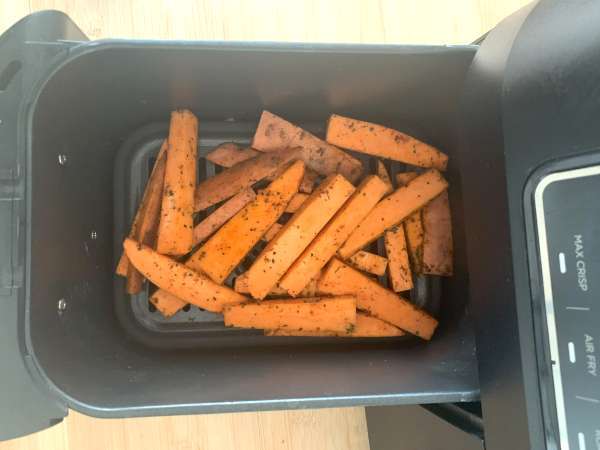 Sladké zemiakové hranolčeky vo fritéze Air Fryer, aby boli chrumkavé a žuvačkové! - Príprava krok 4