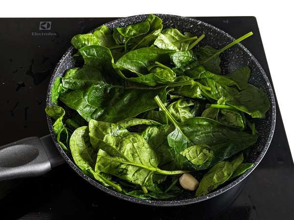 Špenátová omeleta, jednoduchý a chutný vegetariánsky druhý chod - Príprava krok 2