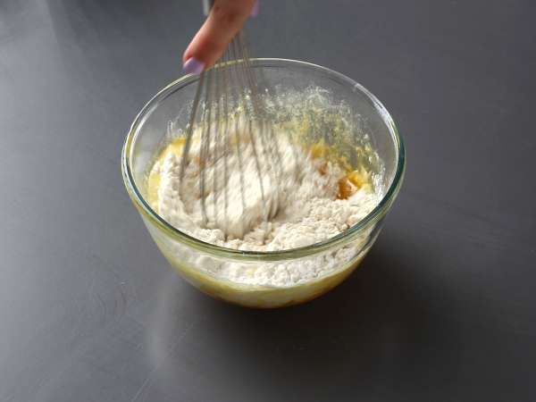 Paradajkové muffiny s topiacim sa mozzarellovým srdcom - Príprava krok 1