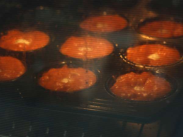 Paradajkové muffiny s topiacim sa mozzarellovým srdcom - Príprava krok 6