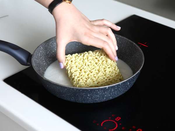 Ako uvariť rezance Buldak s príchuťou carbonara? Najlepší recept! - Príprava krok 3