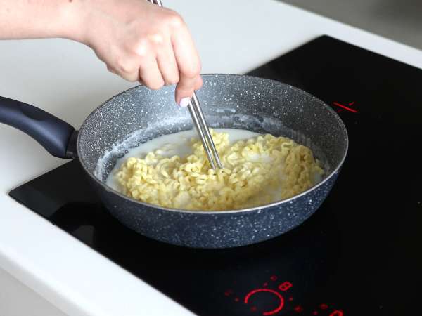 Ako uvariť rezance Buldak s príchuťou carbonara? Najlepší recept! - Príprava krok 4