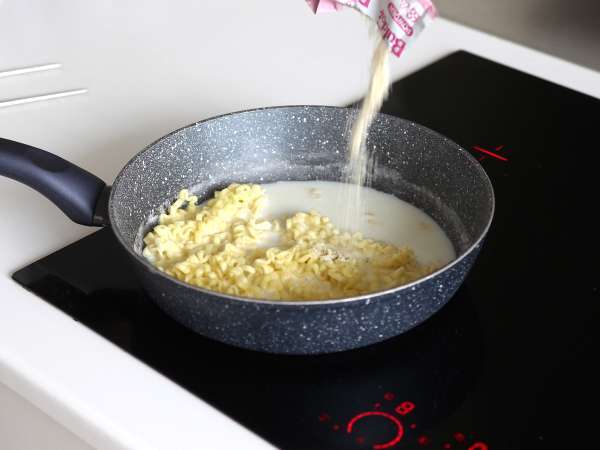 Ako uvariť rezance Buldak s príchuťou carbonara? Najlepší recept! - Príprava krok 5