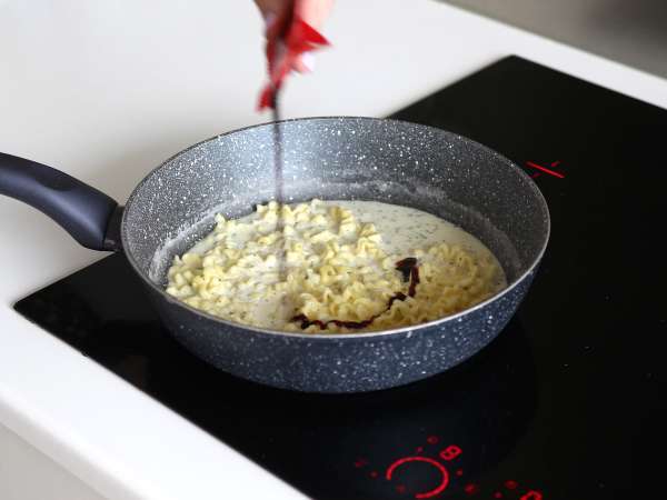 Ako uvariť rezance Buldak s príchuťou carbonara? Najlepší recept! - Príprava krok 6