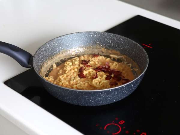 Ako uvariť rezance Buldak s príchuťou carbonara? Najlepší recept! - Príprava krok 8