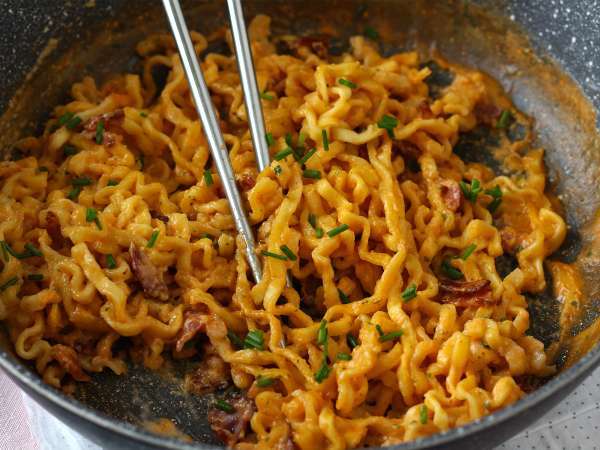 Ako uvariť rezance Buldak s príchuťou carbonara? Najlepší recept! - Príprava krok 9