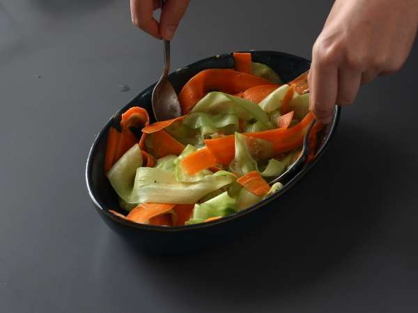 Zeleninový šalát tagliatelle s arašidovou omáčkou - Príprava krok 5