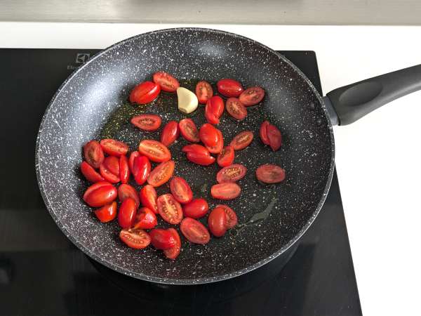 Krémové cestoviny s burratou a cherry paradajkami - Príprava krok 1