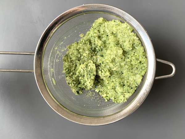 Cuketové placky s jogurtovou a feta omáčkou - Príprava krok 1