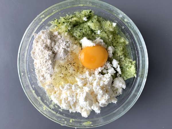 Cuketové placky s jogurtovou a feta omáčkou - Príprava krok 2