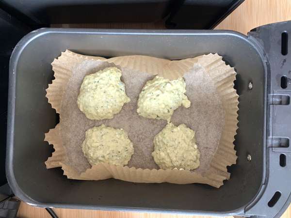 Cuketové placky s jogurtovou a feta omáčkou - Príprava krok 4