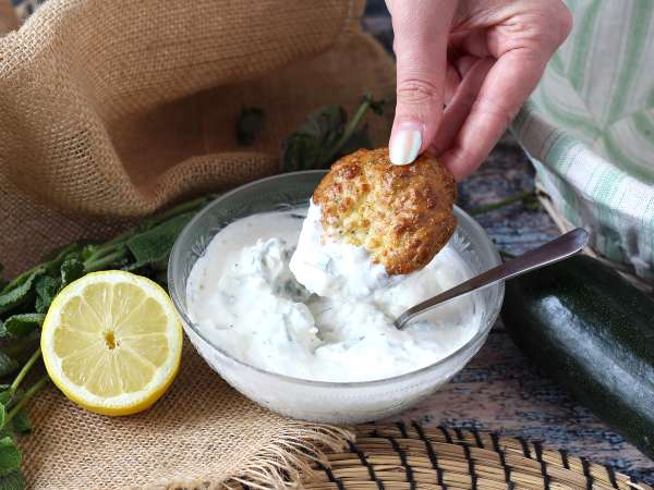 Cuketové placky s jogurtovou a feta omáčkou - Príprava krok 6