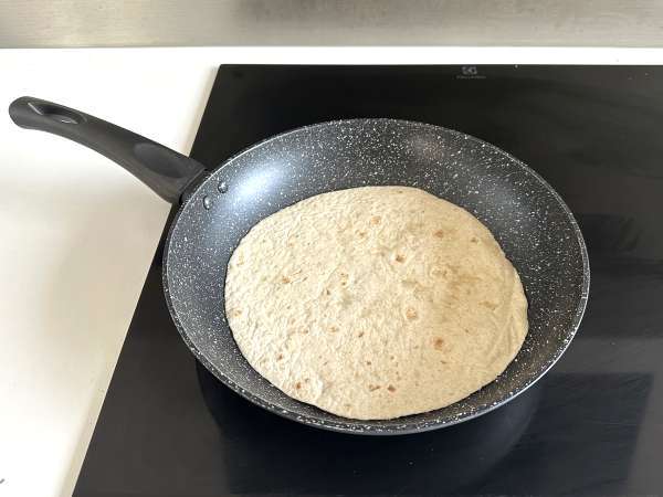 Stredomorský wrap plnený humusom, rukolou, paprikou a fetou - Príprava krok 1