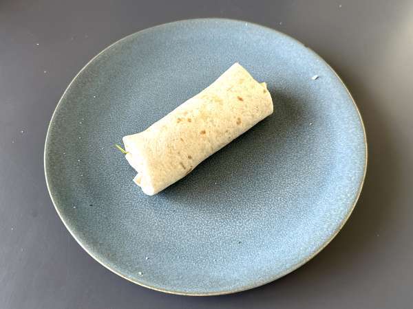 Stredomorský wrap plnený humusom, rukolou, paprikou a fetou - Príprava krok 4