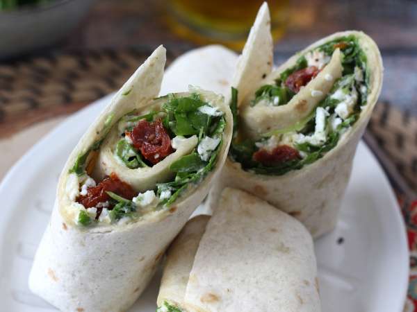 Stredomorský wrap plnený humusom, rukolou, paprikou a fetou - Príprava krok 5