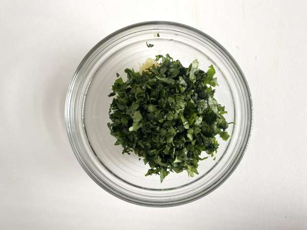 Omáčka Chimichurri: dokonalý doplnok k pečeniu a grilovaniu. - Príprava krok 3