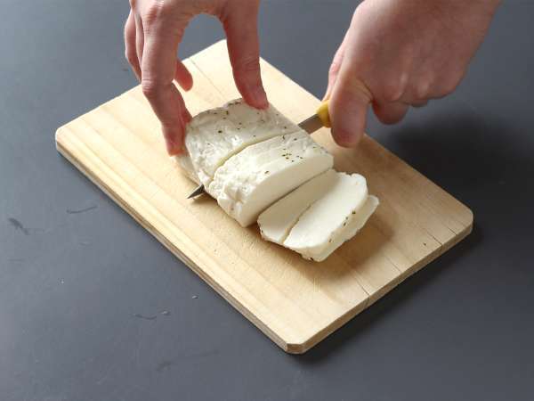 Sladkokyslý Halloumi vyprážaný na panvici s medom a rozmarínom - Príprava krok 1