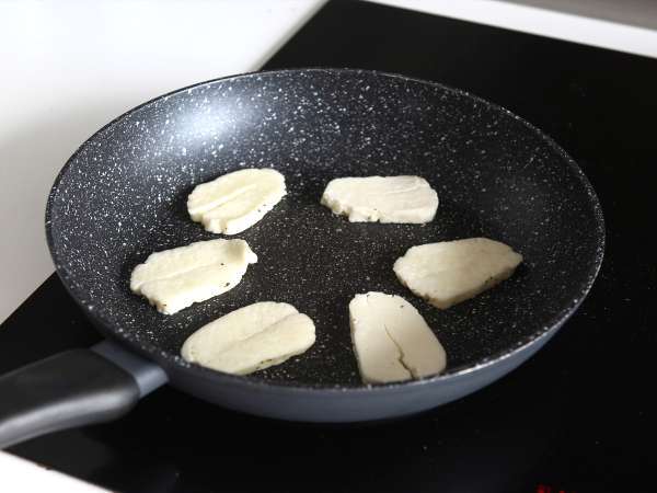 Sladkokyslý Halloumi vyprážaný na panvici s medom a rozmarínom - Príprava krok 3