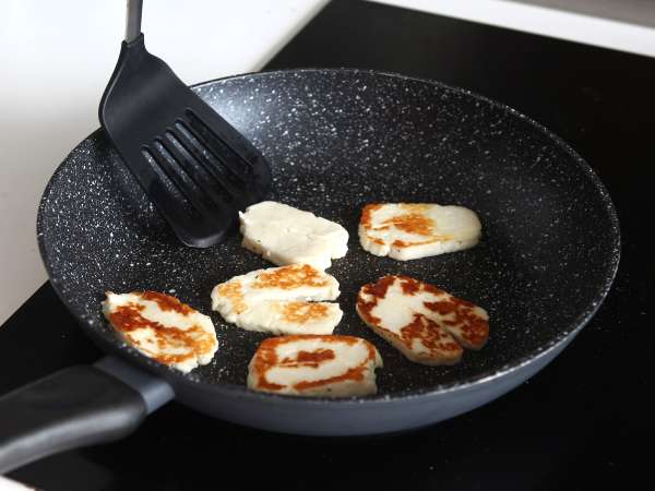 Sladkokyslý Halloumi vyprážaný na panvici s medom a rozmarínom - Príprava krok 4