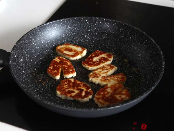 Sladkokyslý Halloumi vyprážaný na panvici s medom a rozmarínom - Príprava krok 5