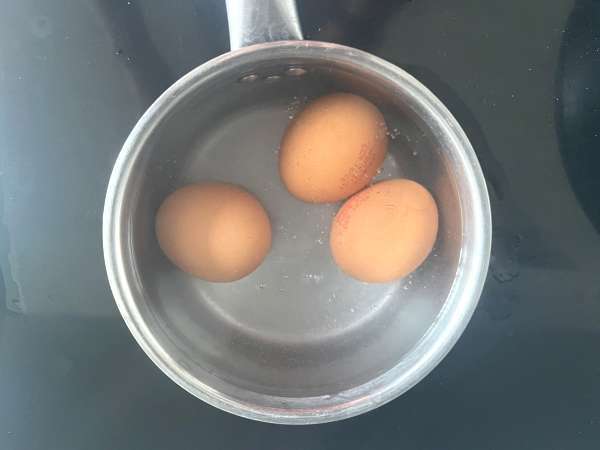 Tamago sando: slávny japonský sendvič s vajíčkom, ktorý nájdete v konbini! - Príprava krok 1