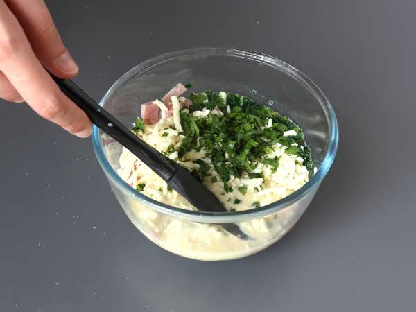 Čo robiť s tortillami Zapekaná šunka, špenát a mozzarella na spôsob mrveničkového koláča - Príprava krok 2