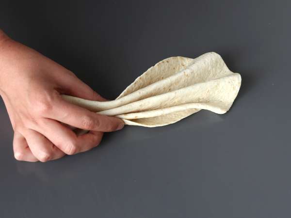 Čo robiť s tortillami Zapekaná šunka, špenát a mozzarella na spôsob mrveničkového koláča - Príprava krok 3