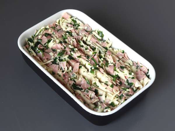 Čo robiť s tortillami Zapekaná šunka, špenát a mozzarella na spôsob mrveničkového koláča - Príprava krok 5